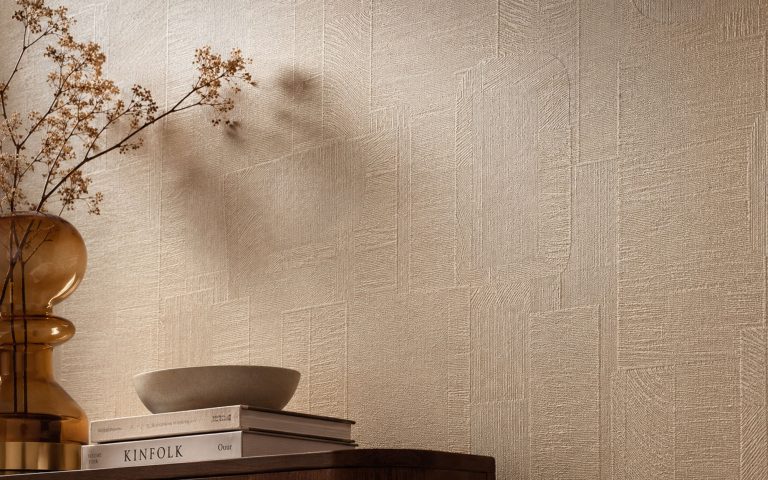 Nahaufnahme einer hochwertigen strukturierten Design-Tapete mit dekorativem Oberflächenbild. Das Motiv eignet sich für den Bereich Struktur- und Designtapeten und betont Material, Haptik und Gestaltung.